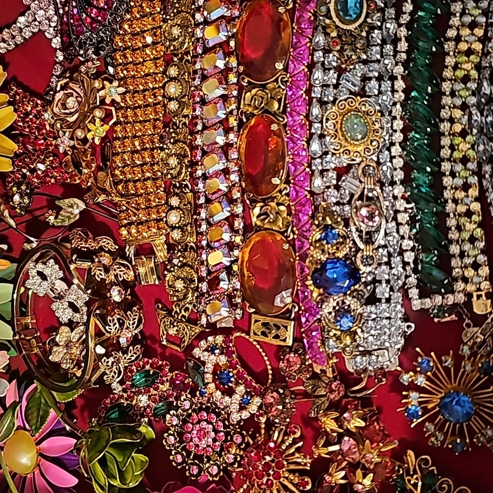 You love jewelry ✨️most items will be in my next live ✨️ don't miss Out!!!!